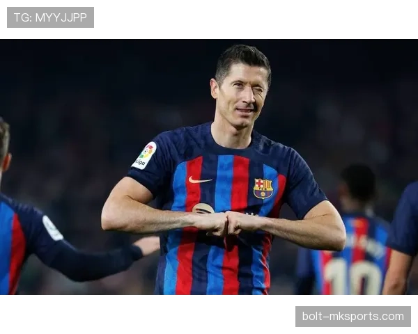 莱万多夫斯基庆祝动作背后的故事与足球场外特别瞬间的关系分析