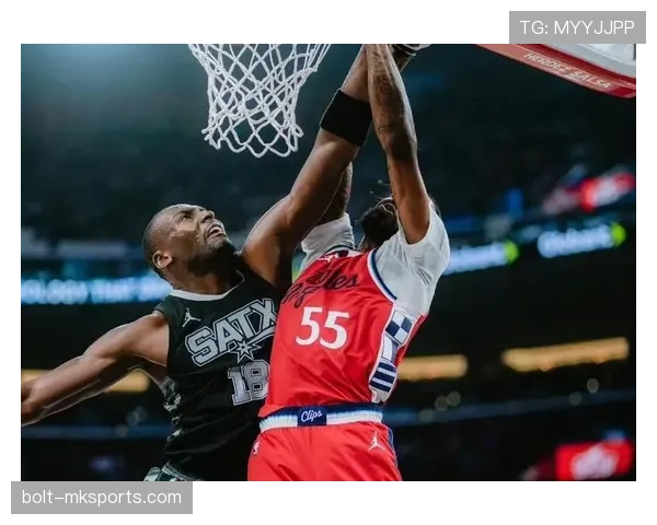 格林挡拆拉开空间效率提升 助勇士防守反击更具威胁