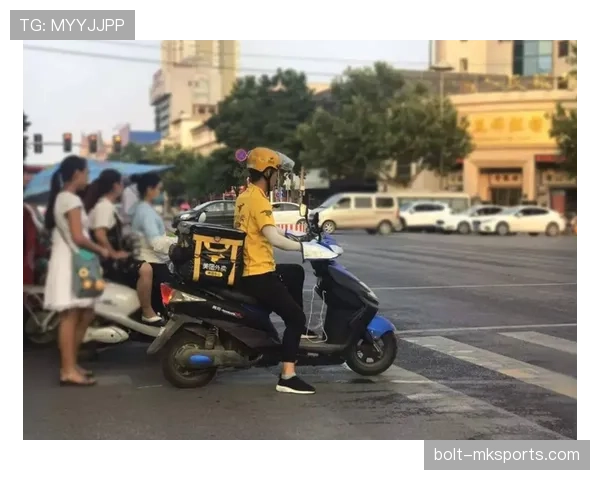 石智勇抱着外卖穿过一排豪车，画面像是两个世界撞了个满怀