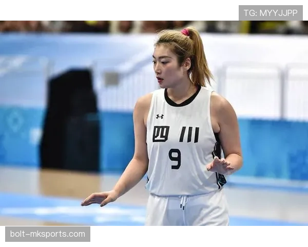 李梦训练完直接啃鸡腿，这自律和放纵切换得太丝滑了吧